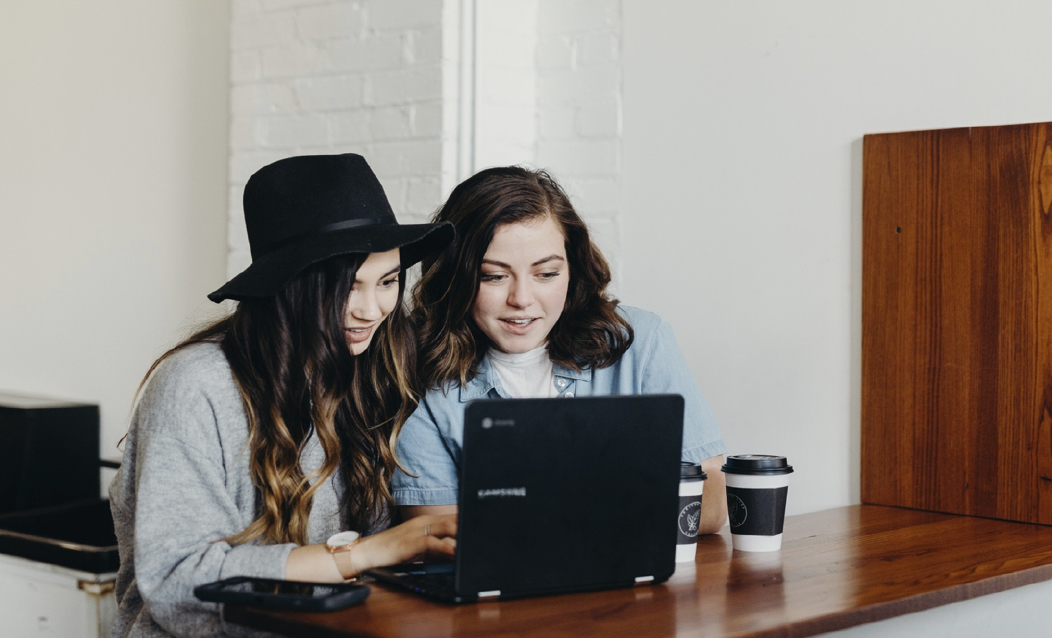 Personas en internet viendo vídeo