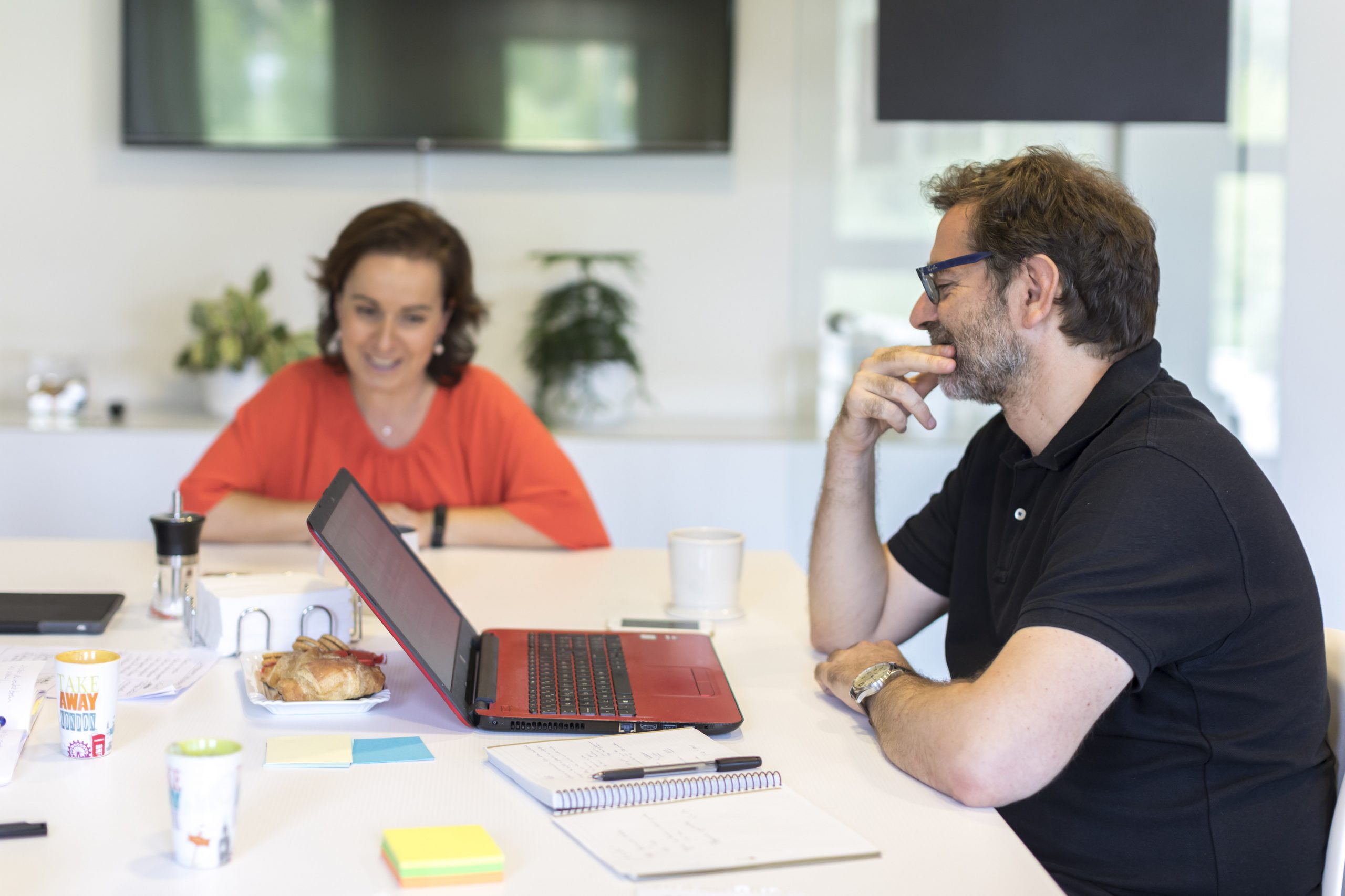 Dos personas en una reunión con el ordenador
