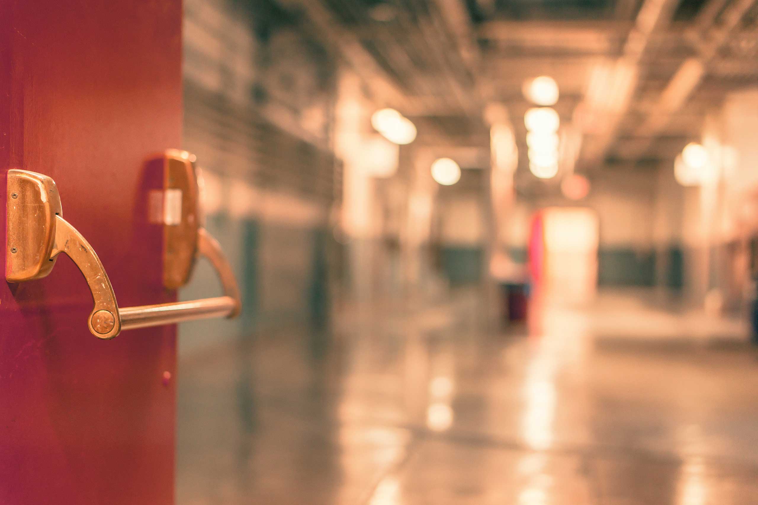 las puertas abiertas de un colegio