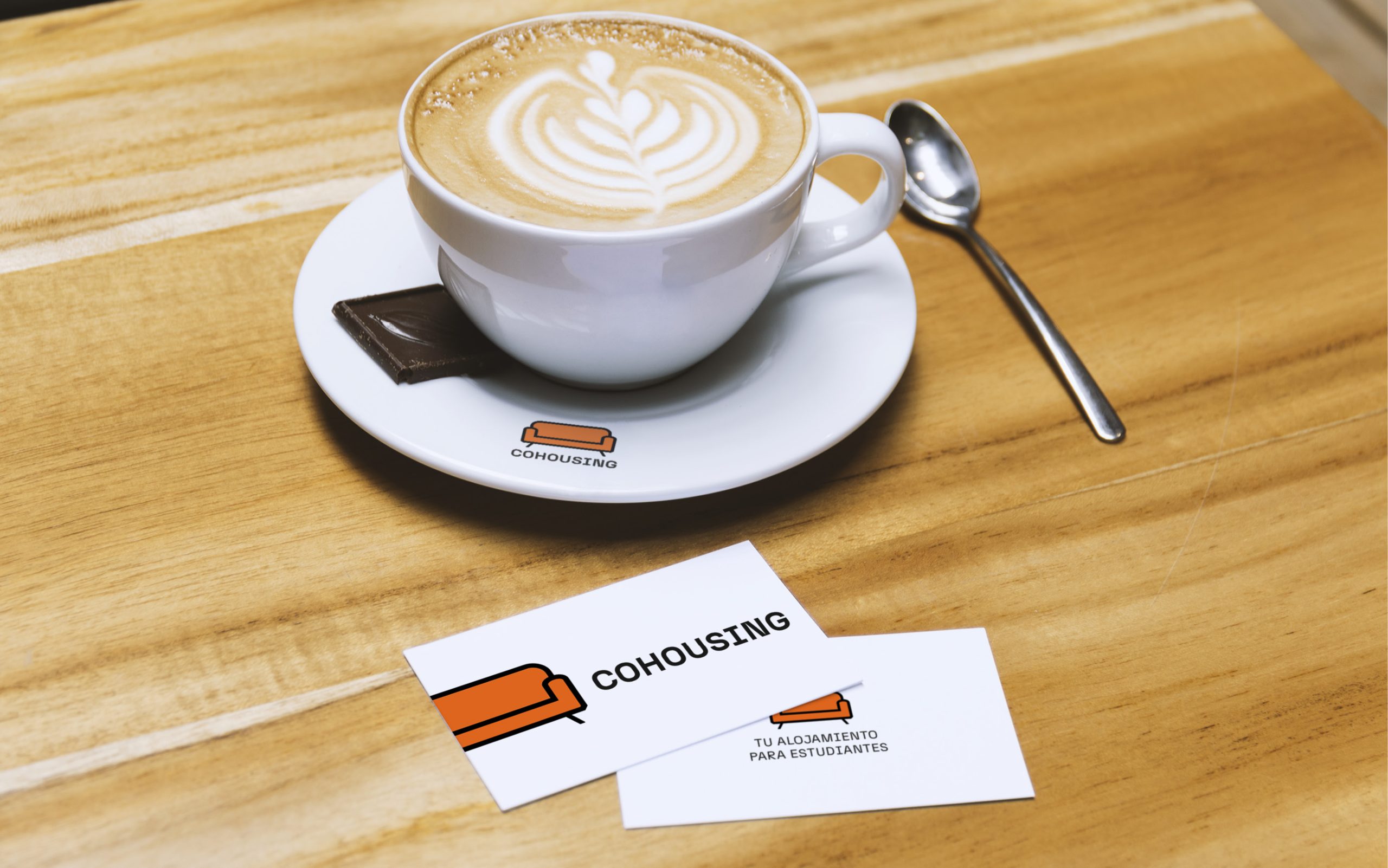 tarjetas de visita y logo en una taza de café