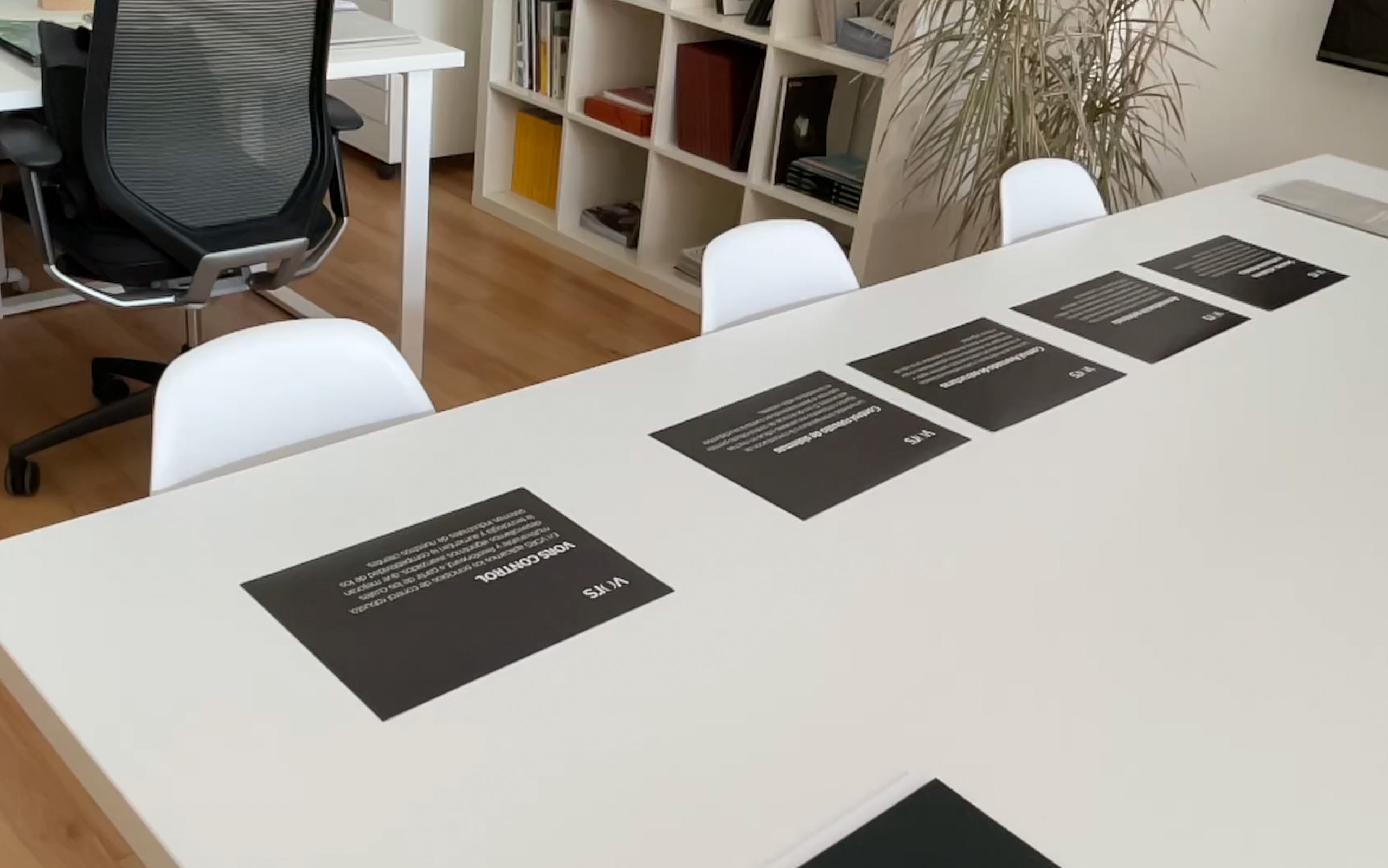 expositores sobre mesa en oficina de una agencia de marketing en Pamplona