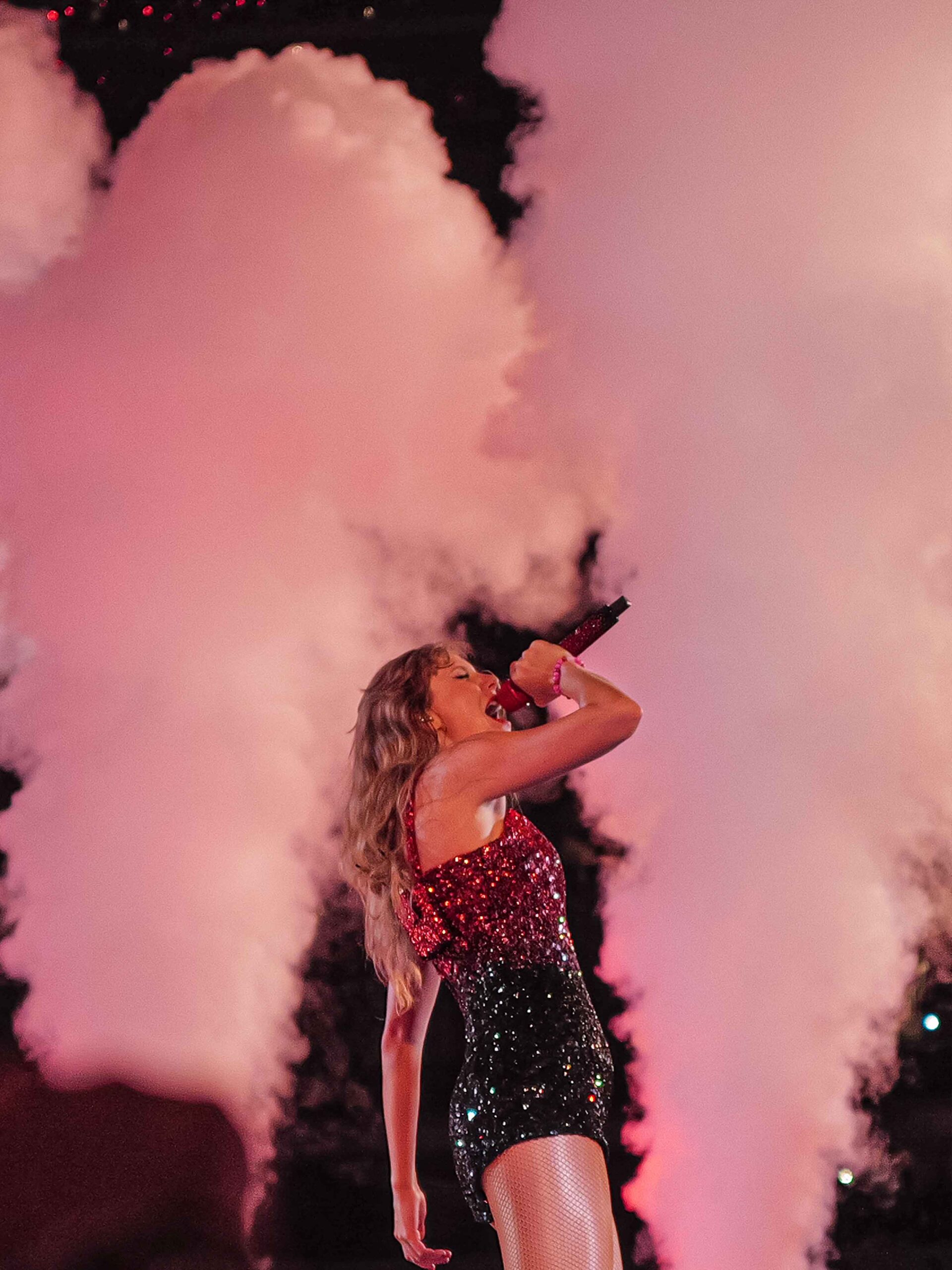 taylor swift cantando durante la era de Red en el The Eras Tour