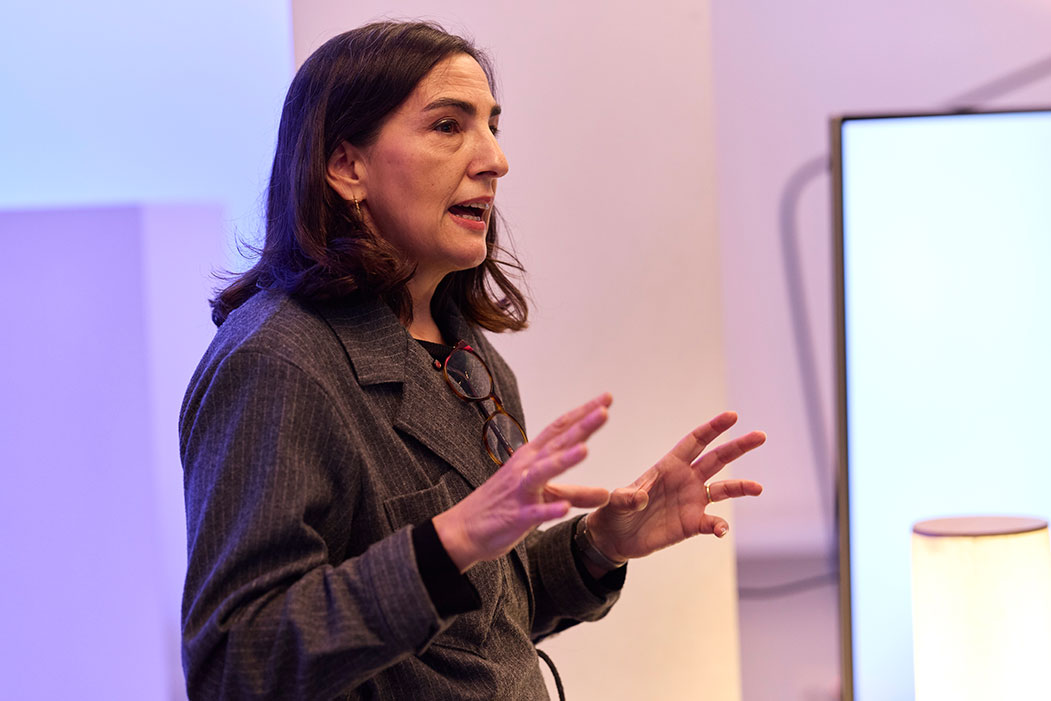 Directora empresa comunicación hablando