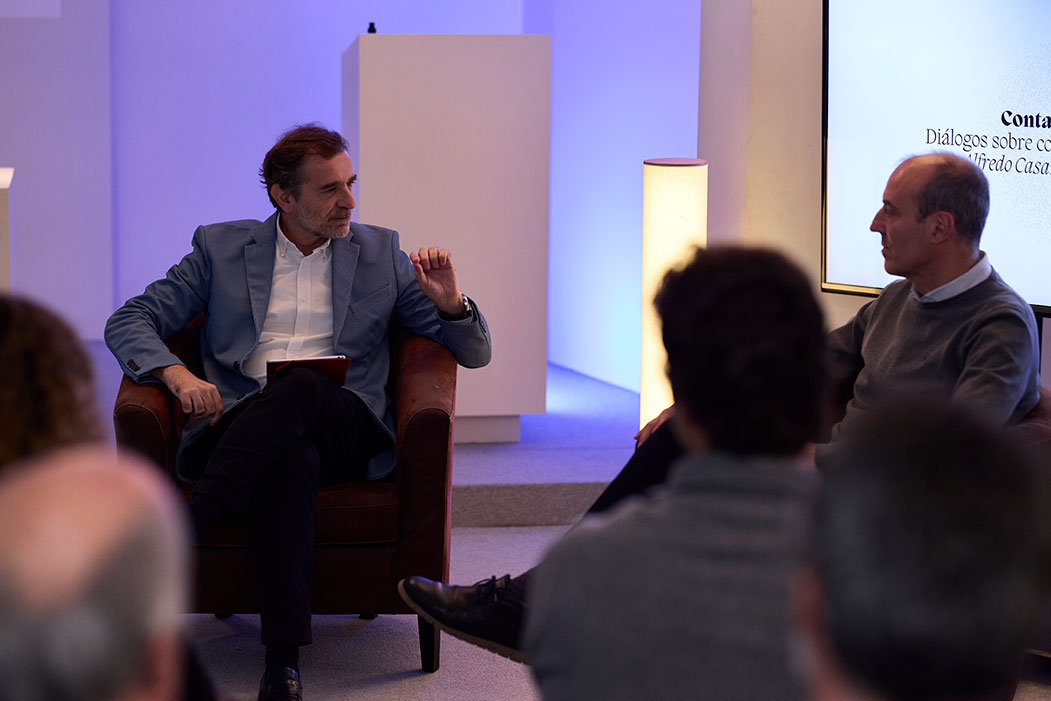 Periodistas expertos conversando sobre comunicación constructiva