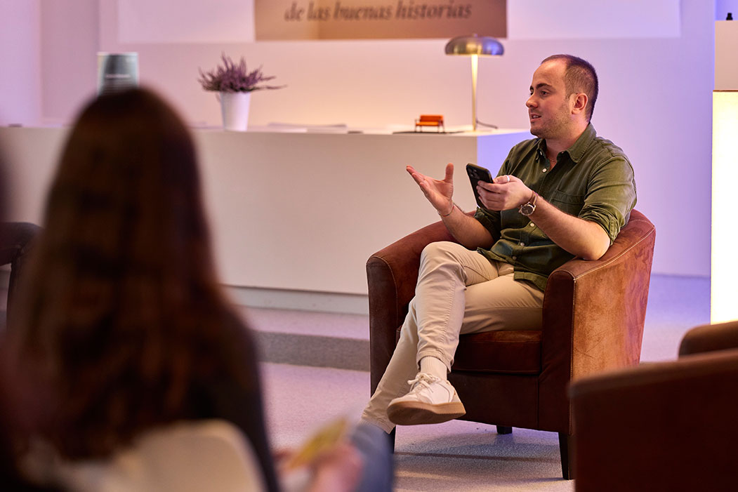 director de fotografía habla en un evento