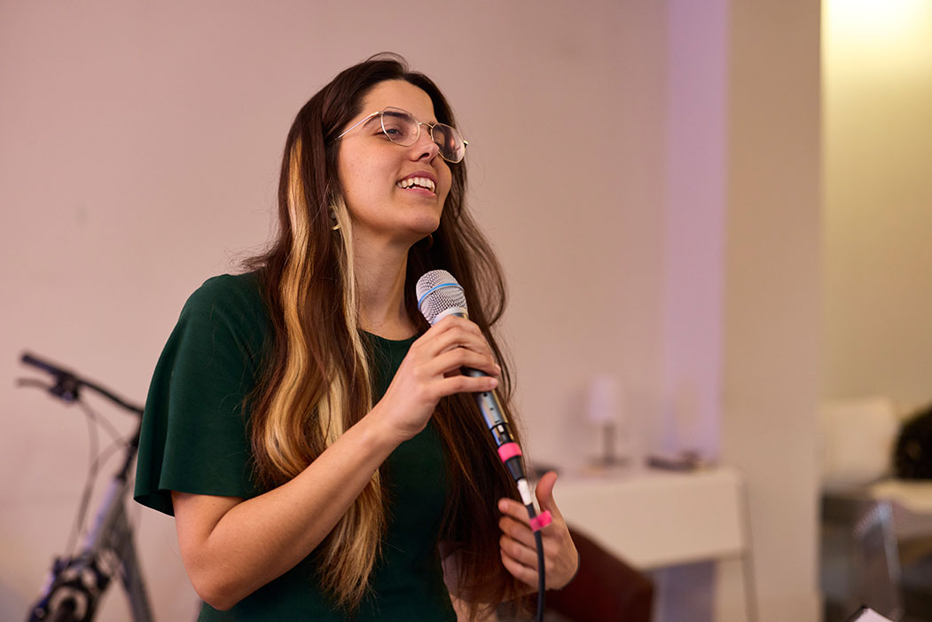 cantante de jazz en evento de aniversario