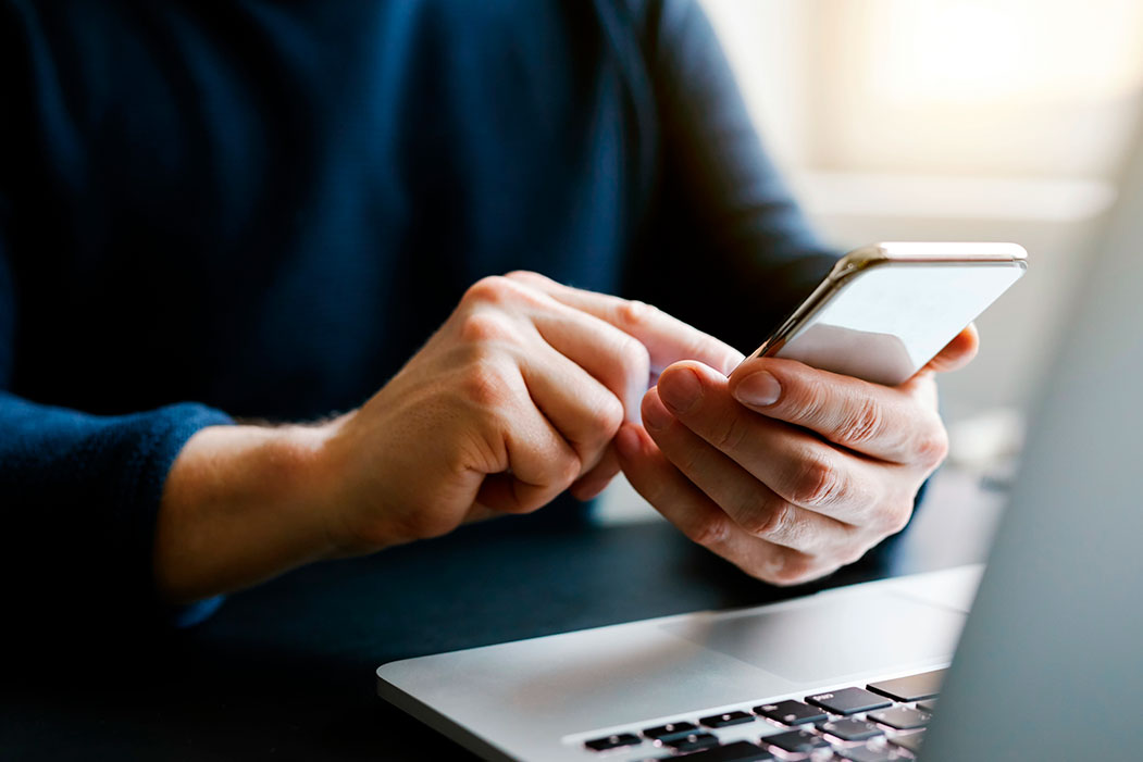 hombre buscando información en el móvil sobre geo y aeo