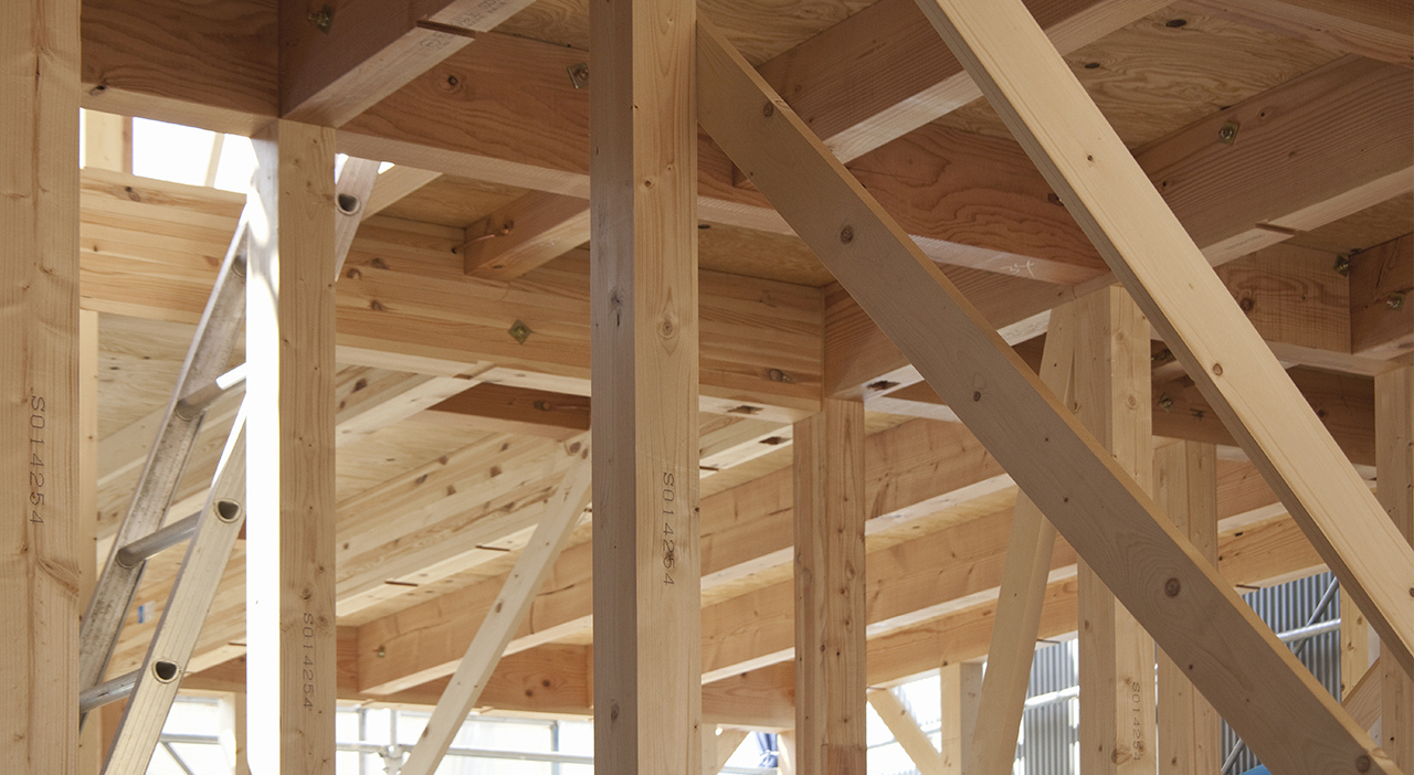 Estructura de madera de un proyecto constructivo en desarrollo