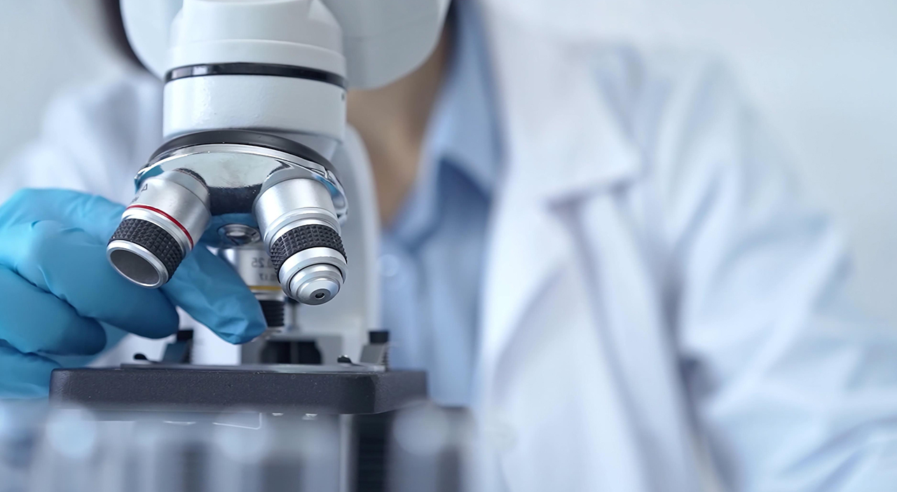 Investigadora trabajando con un microscopio en laboratorio
