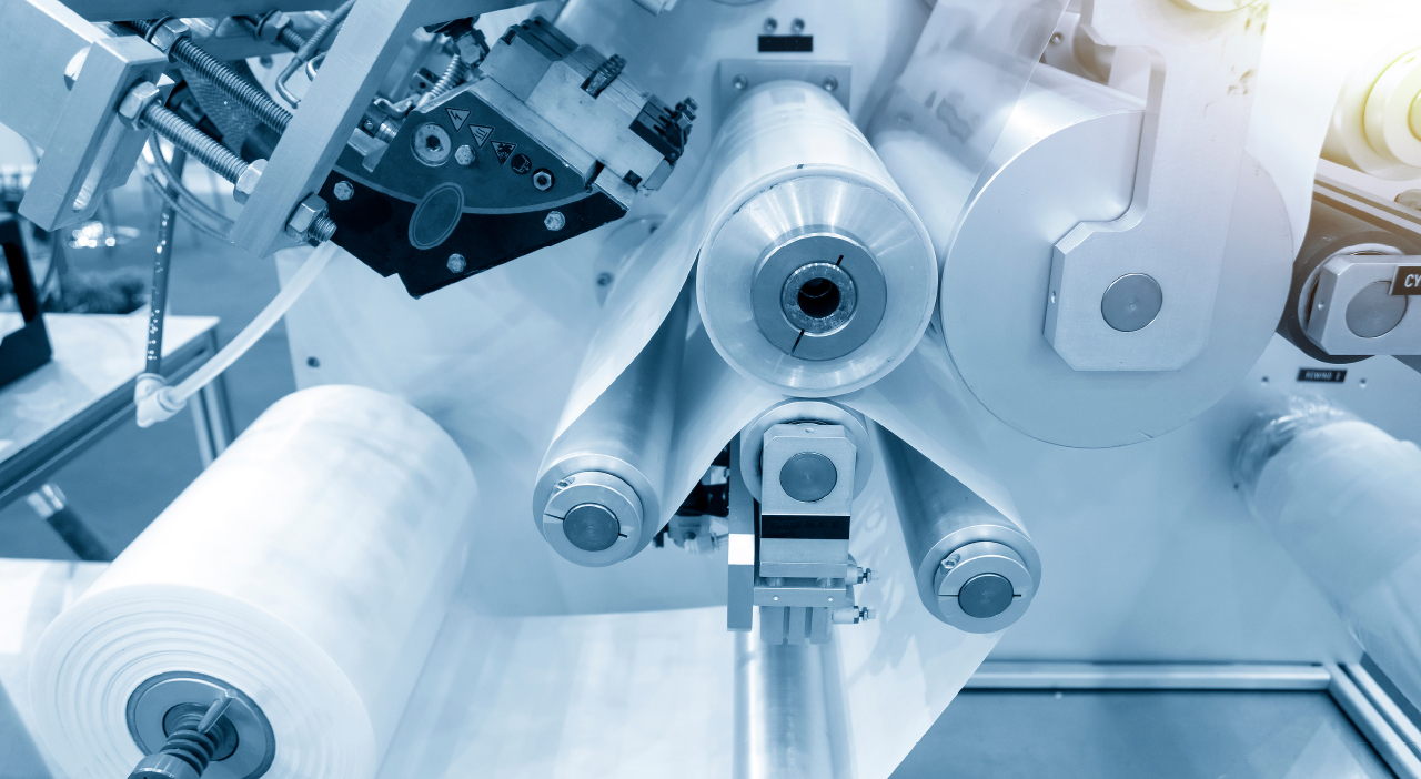 Maquinaria automatizada en un proceso de producción industrial