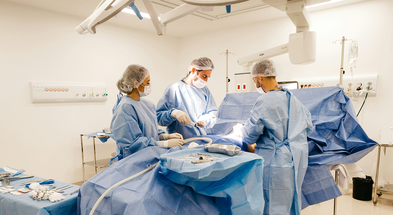 Equipo médico realizando una intervención quirúrgica en un quirófano