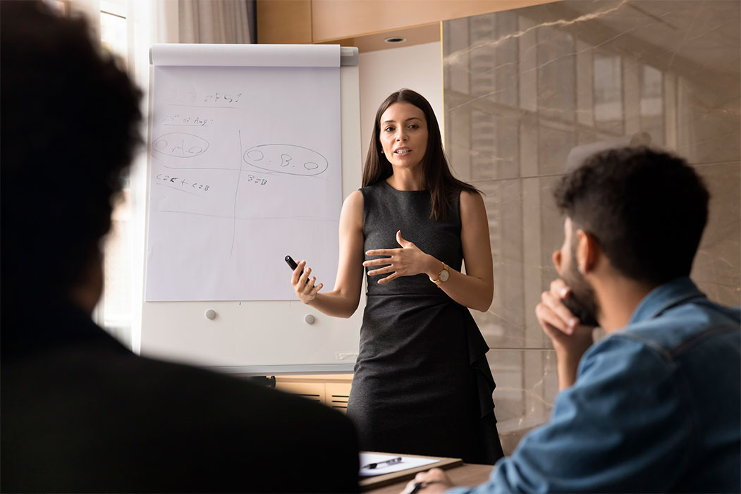 Emprendedora debate sobre estrategia de marketing de su negocio
