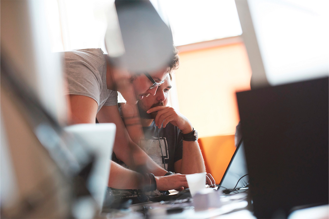 Dos emprendedores trabajan en el ordenador en marketing digital